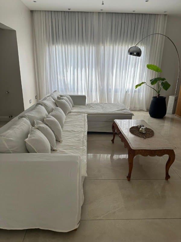 Living con funda de sillón y cortinas de La Parra